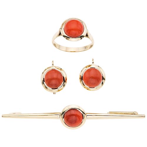 BROOCH, RING AND PAIR OF EARRINGS SET WITH CORALS. 14K YELLOW GOLD