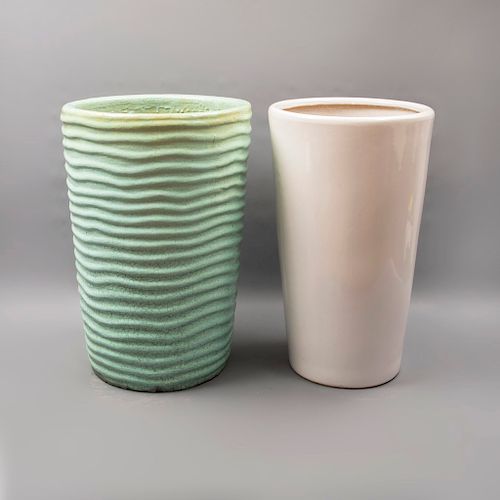 Lote de 2 macetas. Siglo XX. Diferentes diseños. Elaboradas en cerámica color blanco y turquesa. 54 x 38 cm. Ø (mayor)