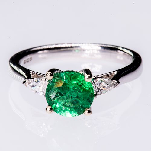 AN 18CT WHITE GOLD EMERALD AND DIAMOND RING, the round cut 