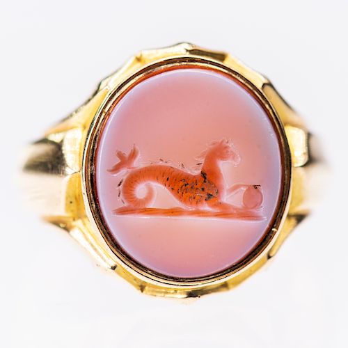 AN 18CT YELLOW GOLD AND AGATE SIGNET RING, the oval agate m