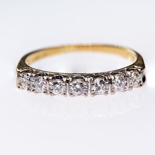 AN 18CT YELLOW GOLD AND DIAMOND RING, the seven brilliant c