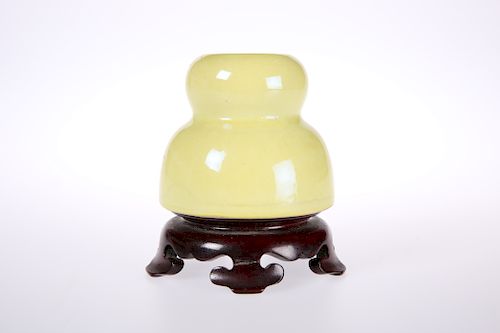 A SMALL CHINESE YELLOW GLAZED GOURD-FORM VASE, with six cha