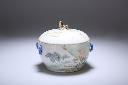 A CHINESE REPUBLICAN STYLE PORCELAIN BOWL AND COVER, painte