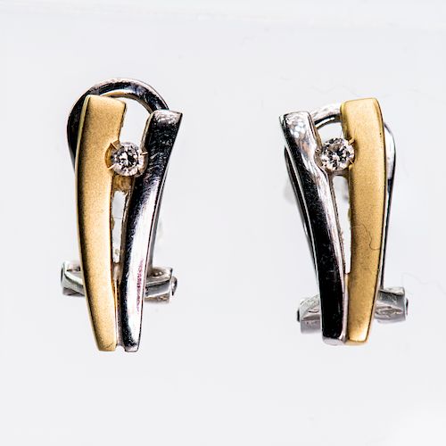 A PAIR OF 18CT GOLD AND DIAMOND EARRINGS, the V shaped moun