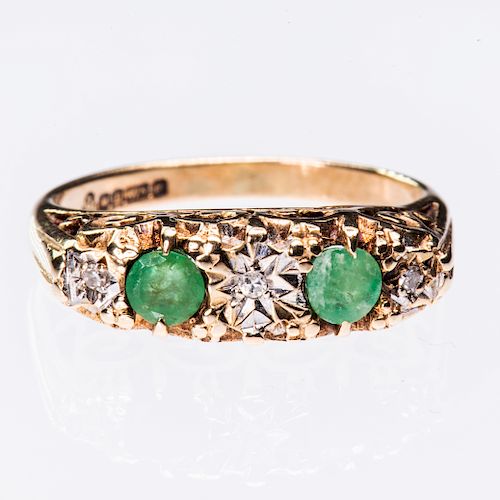 AN EMERALD AND DIAMOND RING, the two emerald and three diam