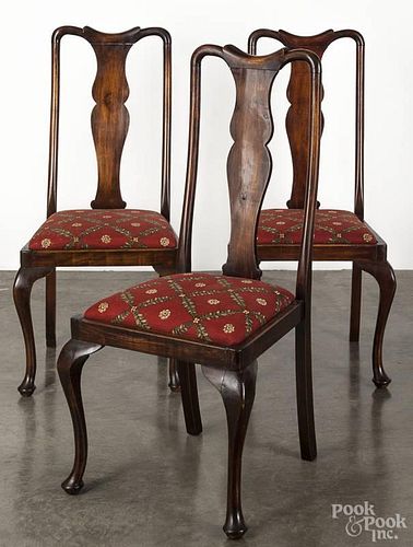 Three Queen Anne style mahogany dining chairs, early 20th c.
