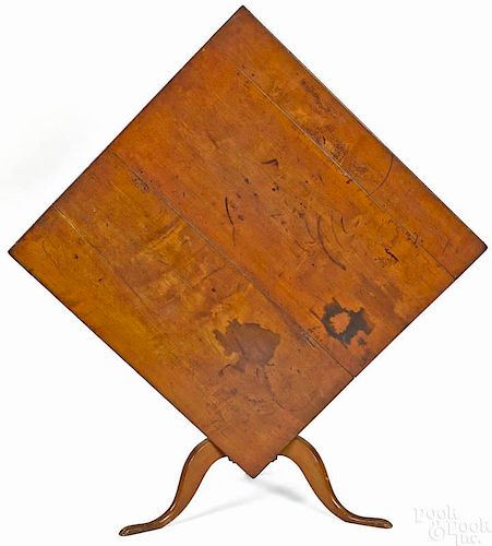 New England stained maple tea table, late 18th c.
