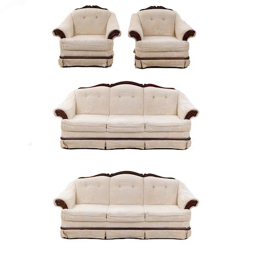 Sala. Siglo XX. En talla de madera. Tapicería color beige. Consta de: par de sillones y par de sofá de 3 plazas. Total de piezas: 3.