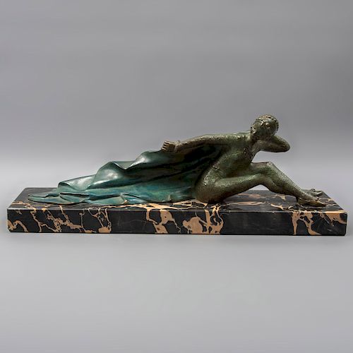 Prestat. Dama con capa. Estilo Art Decó. Fundición en bronce. Con base de mármol negro jaspeado. 11 x 38 x 9 cm.