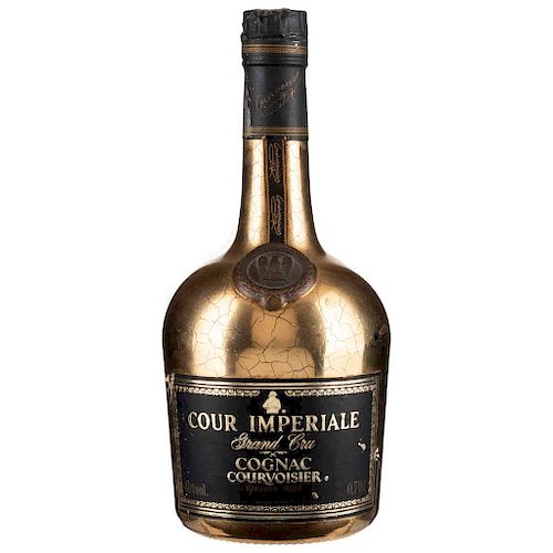 Courvoisier. Cognac Cour Imperiale. Francia. De los años 60's  y con recubrimiento de hoja de oro en la botella. .