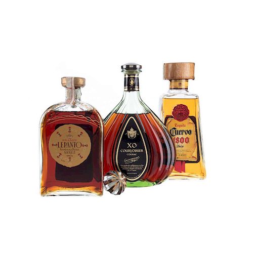 Lote de cognac, brandy, tequila. Courvoisier, Lepanto y Cuervo 1800. Total de piezas: 3.