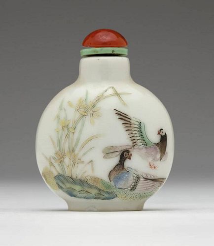 A Chinese porcelain famille rose snuff bottle