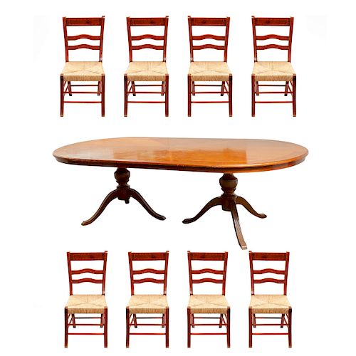 Comedor. Siglo XX. Elaborado en madera laqueada. Consta de: Mesa. Cubierta oval y sillas con asientos de palma tejida. Piezas: 9