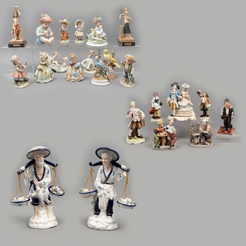 Lote de 23 figuras decorativas. Diferentes orígenes. SXX. En porcelana Cuernavaca, Lefton, Marika y material sintético.