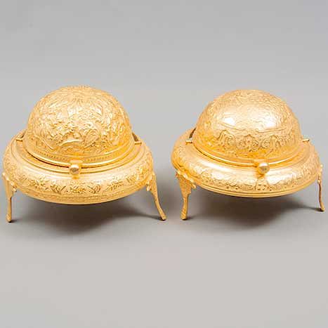 Lote de 2 depósitos para caviar. Irán. Siglo XX. Diseño esférico. Elaboradas en metal dorado. Marca Caspian Pearl. 16 x 18 x 20 cm.
