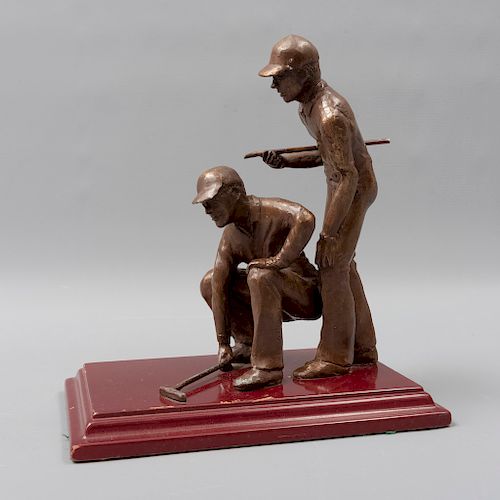 A. Williams. Golfistas. Siglo XX. Fundición en bronce. Con base de madera barnizada. 18 x 10 x 14 cm.
