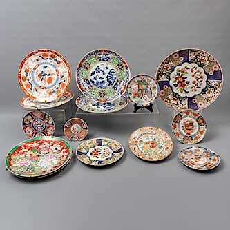 Lote de 15 platos decorativos. Japón y China. SXX. En porcelana Saji, Imari Ware, Danile's y Ardco. 4 x 32 cm. Ø (mayor)