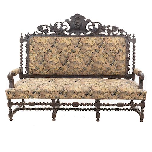 Sofá de 3 plazas. Francia. Siglo XX. En talla de madera de roble. Con respaldo cerrado y asiento en tapicería vegetal.