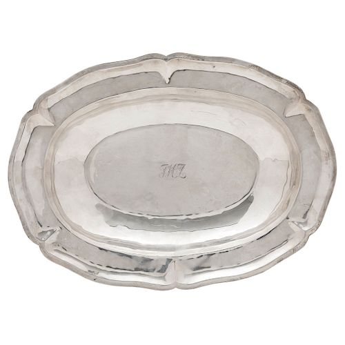 SALVER AND SNACK PLATE. MEXICO, 20TH CENTURY. CONQUISTADOR Sterling silver, 0.925. Oval designs with lobed edges. Includes “FHZ” monogram.