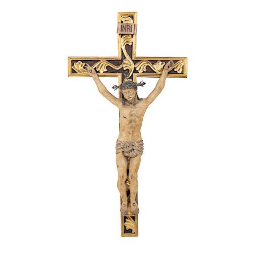 CHRIST ON THE CROSS. MEXICO, LATE 19TH CENTURY. Carved in golden and polychromed wood. Crown of thorns with silver.
