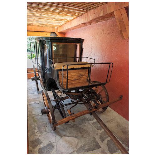 
BERLINE COUPÉ CARRIAGE. LATE 19TH CENTURY. Iron structure and black-colored wood. Frontal box for the driver.