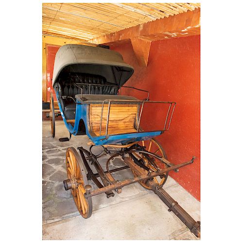 PHAETON CARRIAGE, EARLY 20TH CENTURY. Iron structure and blue-colored wood. Mechanism for control of equine traction.