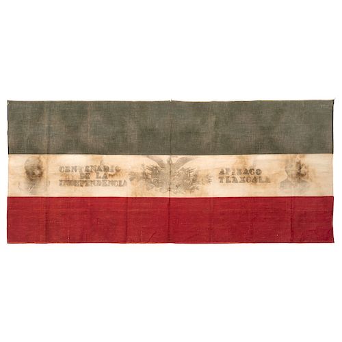 MEXICAN FLAG FROM THE CENTENARY OF THE WAR OF INDEPENDENCE. MEXICO, 20TH CENTURY. In linen with three horizontal stripes in the national colors.