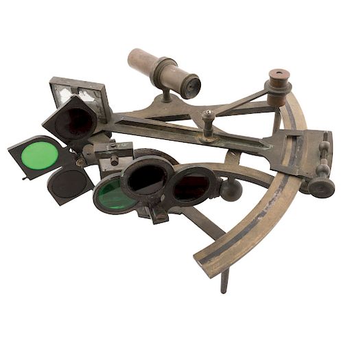 SEXTANT. 19TH CENTURY. In bronze and brass with a wooden handle. Includes lenses and mirror.