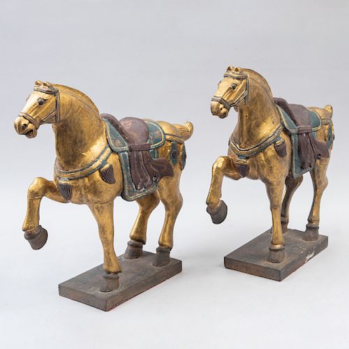 Par de caballos. Siglo XX. Estilo Dinastía Tang. Tallas en madera esgrafiada con esmalte de oro. Piezas: 2