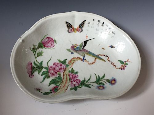 CHINESE ANTIQUE FAMILLE ROSE PORCELAIN PLATE. 