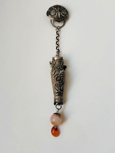 A CHINESE VINTAGE SILVER PENDANT 