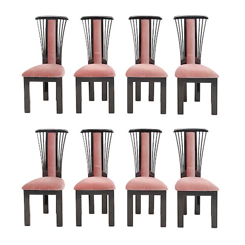 Lote de 8 sillas Siglo XX. En talla de madera laqueada. Con respaldos semiabiertos y asientos en tapicería color rosado.