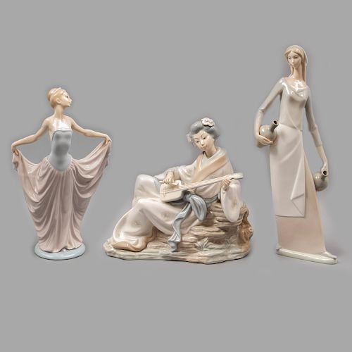 Lote de 3 figuras decorativas. España. SXX. En porcelana Nao y Lladró. Consta de: geisha, bailarina y mujer con cántaros.
