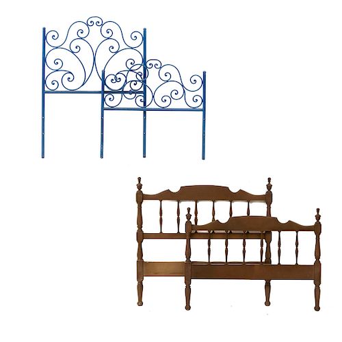 Lote de 2 camas individuales. Siglo XX. En madera y metal color azul. Con cabeceras, pieceras y una con largueros.