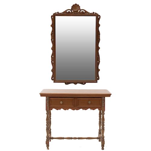 Mesa consola con espejo. Siglo XX. En talla de madera. Con 2 cajones. Espejo con luna rectangular. 86 x 105 x 57 cm y 110 x 67 x 4 cm.