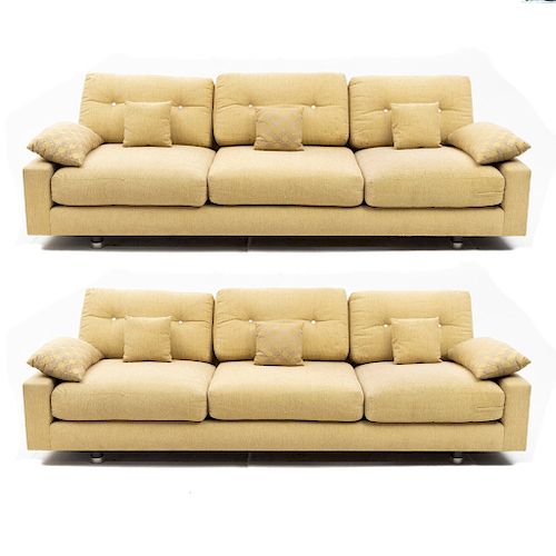 Par de sofás de 3 plazas. Siglo XX. En talla de madera. Con respaldos, asientos acojinados y cojines en tapicería color lima.