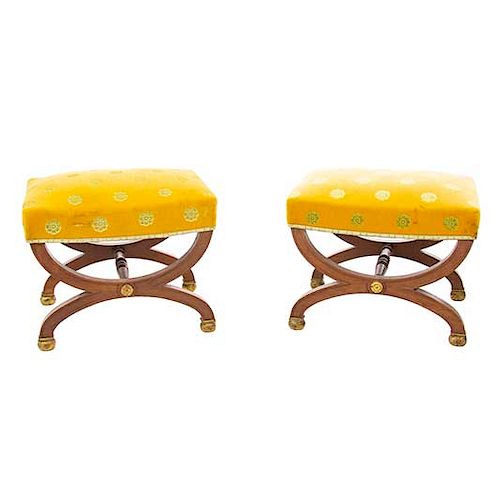 Par de taburetes. Francia. Siglo XX. En talla de madera de nogal. Con asientos acojinados en tapicería amarilla.