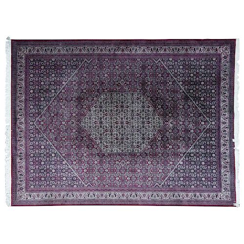 Tapete. Persia, siglo XX. Estilo Bidjar. Elaborado en fibras de lana y algodón. Decorado con motivos geométricos. 398 x 297 cm