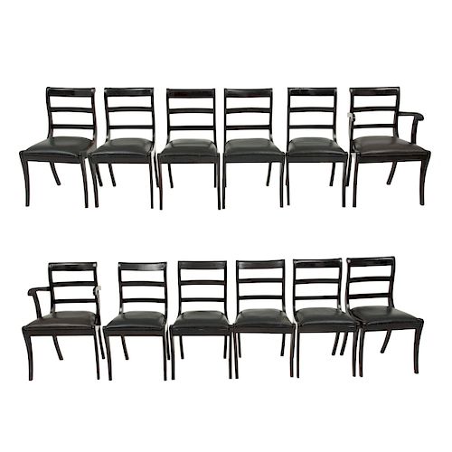 Juego de sillas y sillones. Siglo XX. Elaborados en madera tallada ebonizada con tapicería color negro. Respaldo escalonado. Pz: 12
