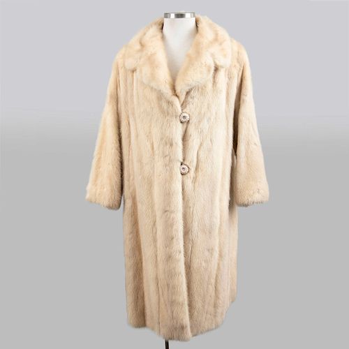 Abrigo largo de piel color marfil con botones. Talla aproximada: Mediana