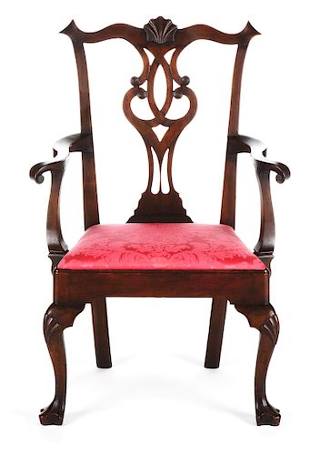 CHIPPENDALE ARMCHAIR. PHILADELPHIA, ATTRIBUTED TO ELIPHALET CHAPIN. WALNUT. CIRCA 1767 - 1770.
