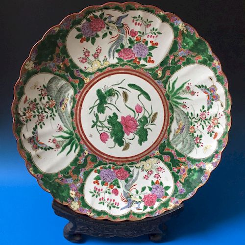 A BEAUTIFUL LARGE CHINESE ANTIQUE FAMILL ROSE PORCELAIN PLATE,19C.