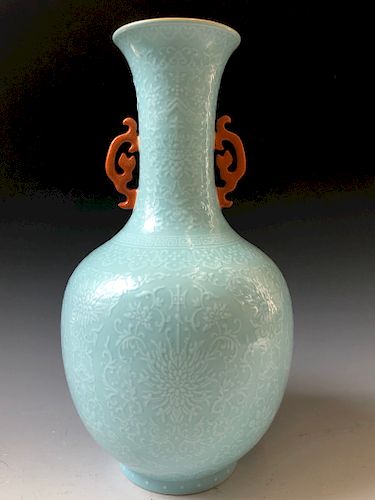 A CHINESE ANTIQUE  BLUE GLAZED VASE. QIANGLONG MARKED.