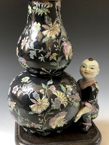 A CHINESE ANTIQUE FAMILLE ROSE PORCELAIN LAMP