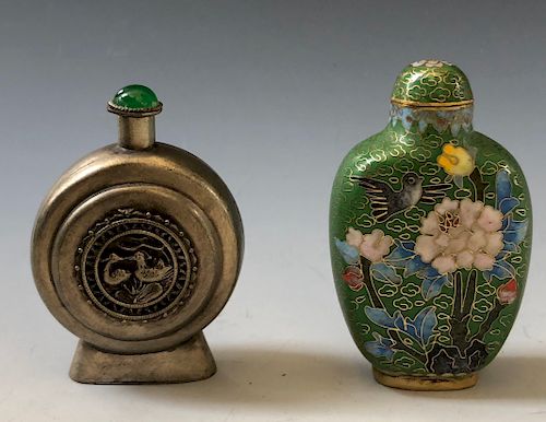 A PAIR OF CHINESE ANTIQUE SNUFF BOTTLES 
