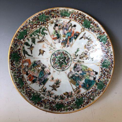 A CHINESE ANTIQUE FAMILLE-ROSE PLATE