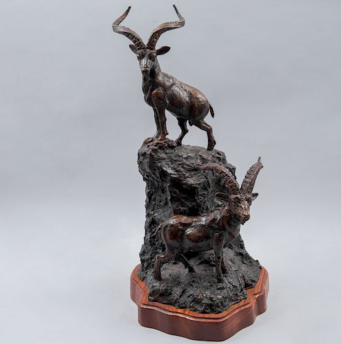 GALLEGOS. Cabras montañesas. Firmado y fechado 2008. Fundición en bronce con base de madera, 2/25. 62 x 31 x 26 cm