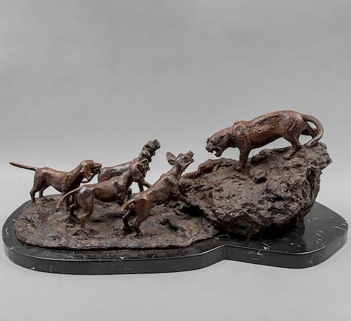 Firma no identificada. Jaguar contra sabuesos. Fundición en bronce con base mármol. 26 x 72 x 29 cm