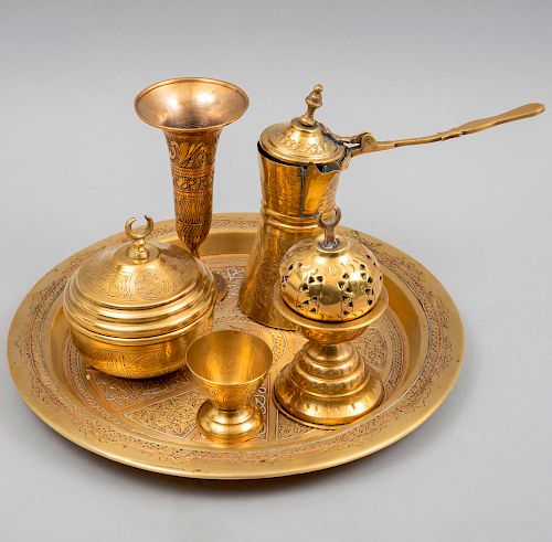 Servicio de café. Turquía,SXX. Elaborado en metal dorado cincelado. Decorado con motivos calados, orgánicos y caracteres. Pz: 6
