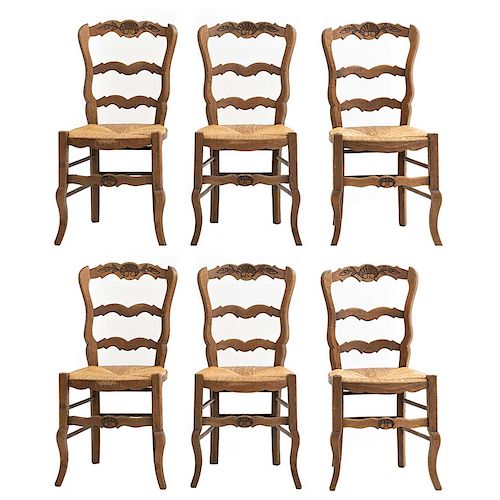Lote de 6 sillas. Francia. Siglo XX. Estilo Luis XV. En talla de madera de roble. Con respaldos semiabiertos y asientos de palma tejida